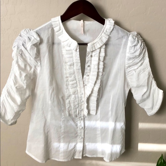 Free People Tops - FREE PEOPLE batist wht ruffled shirt,ruched sleeve